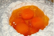 Шаг 1: Муку горкой высыпать на доску, …