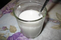 Шаг 4: В половине стакана воды развести …