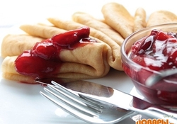 Рецепт: Тонкие блинчики со свежим вареньем