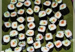 Рецепт: Роллы с соленым лососем, огурцом и авокадо