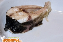 Шаг 4: Выложить обжаренную рыбку в посуду …