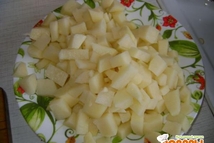 Шаг 1: В кипящую воду бросаем нарезанную …