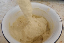 Шаг 5: В мисочку разбиваем яйцо, слегка …