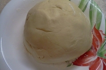 Шаг 2: Всыпаем постепенно муку и замешиваем …