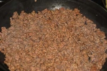 Шаг 1: Обжарить фарш на растительном масле …