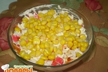 Шаг 4: Сверху салат можно украсить зеленью, …