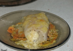 Рулетики из рыбы на овощном ложе