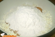 Шаг 2: в него добавить яйца, сахар …