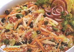 Рецепт: Салат из индейки с рисом и маслинами