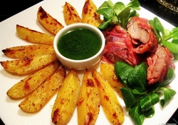 Рецепт: Свинина в беконе с картофельными дольками