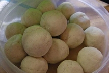 Шаг 2: В получившуюся смесь льем воду, …