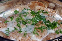 Шаг 4: Немного обжариваем котлетки. Обжариваем лук. …