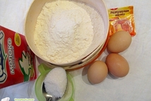 Шаг 1: Отделяем белки от желтков;