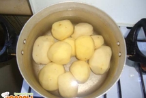 Шаг 1: Очистить картофель, и поставить варить …