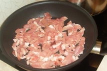 Шаг 2: Мясо порезать мелкими кусочками и …