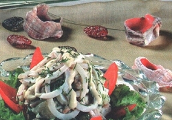 Рецепт: Салат грибной с кальмарами