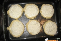 Шаг 4: В ватрушечках сделать углубдения чистой …