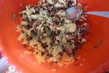 Шаг 4: Лук накрошите крупными кубиками и …