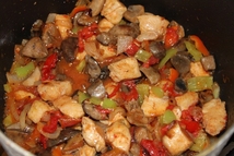 Шаг 5: Добавить к грибам с луком, …