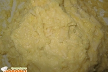 Шаг 2: В емкости смешиваем жидкие ингредиенты …