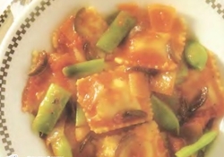 Рецепт: Равиоли в соусе из зелени и томатов