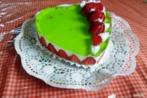 Шаг 3: Сборка торта: Помещаем корж, слегка …