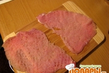 Шаг 1: Отбиваем два куска телятины в …