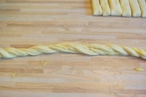 Шаг 3: Тесто раскатать, половину пласта смазать …