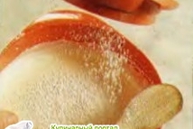 Шаг 6: Добавьте муку, просеивая через сито, …