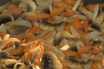 Шаг 2: В сковороде обжариваем морковку с …