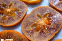 Шаг 1: Хурму режем тонкими кружками. Застелить …