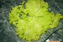 Шаг 1: Итак, рвем салатные листья. Стебель …