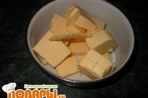 Шаг 1: Маргарин порезать на кусочки и …