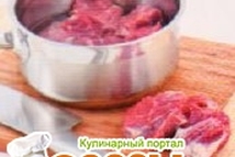 Шаг 1: Грудинку вымыть, нарезать кусками средней …