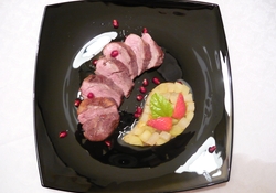 Рецепт: Утиная грудка с сочными фруктами в медовом соусе