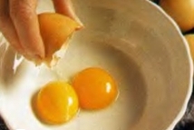 Шаг 1: Поместите желтки в первую миску, …