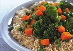 Рецепт: Рис с овощами на пару и грибной приправой 