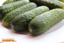 Шаг 2: Огурцы моем, срезаем попки и …