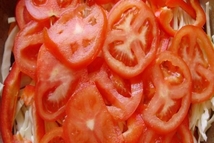 Шаг 4: На морковь укладываем капусту, перец, …