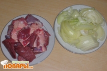 Шаг 2: Крупно нарезать мясо и лук.