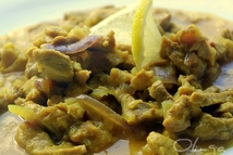 Шаг 2: Соединить мясо с луком, посолить, …