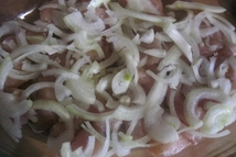 Шаг 2: На дно формы для запекания, …