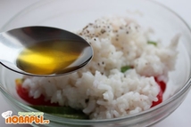 Шаг 3: Добавляем рис, заправляем оливковым маслом …