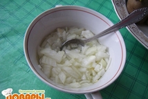 Шаг 2: Нарезаем мелко головку лука, обдаем …