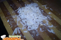 Шаг 1: Сыр и лук потереть на …