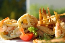 Шаг 11: Оставленные хвостики креветок чуть обжариваем …