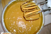 Шаг 4: Добавить яйца взбитые с сахаром …