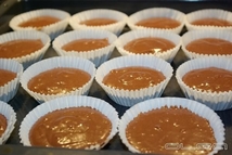 Шаг 1: Смешать размягченный маргарин с яйцами, …