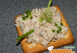 Закуска с рыбными консервами