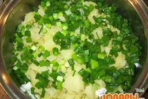 Шаг 5: Достаточно мелко режем зеленый лук, …